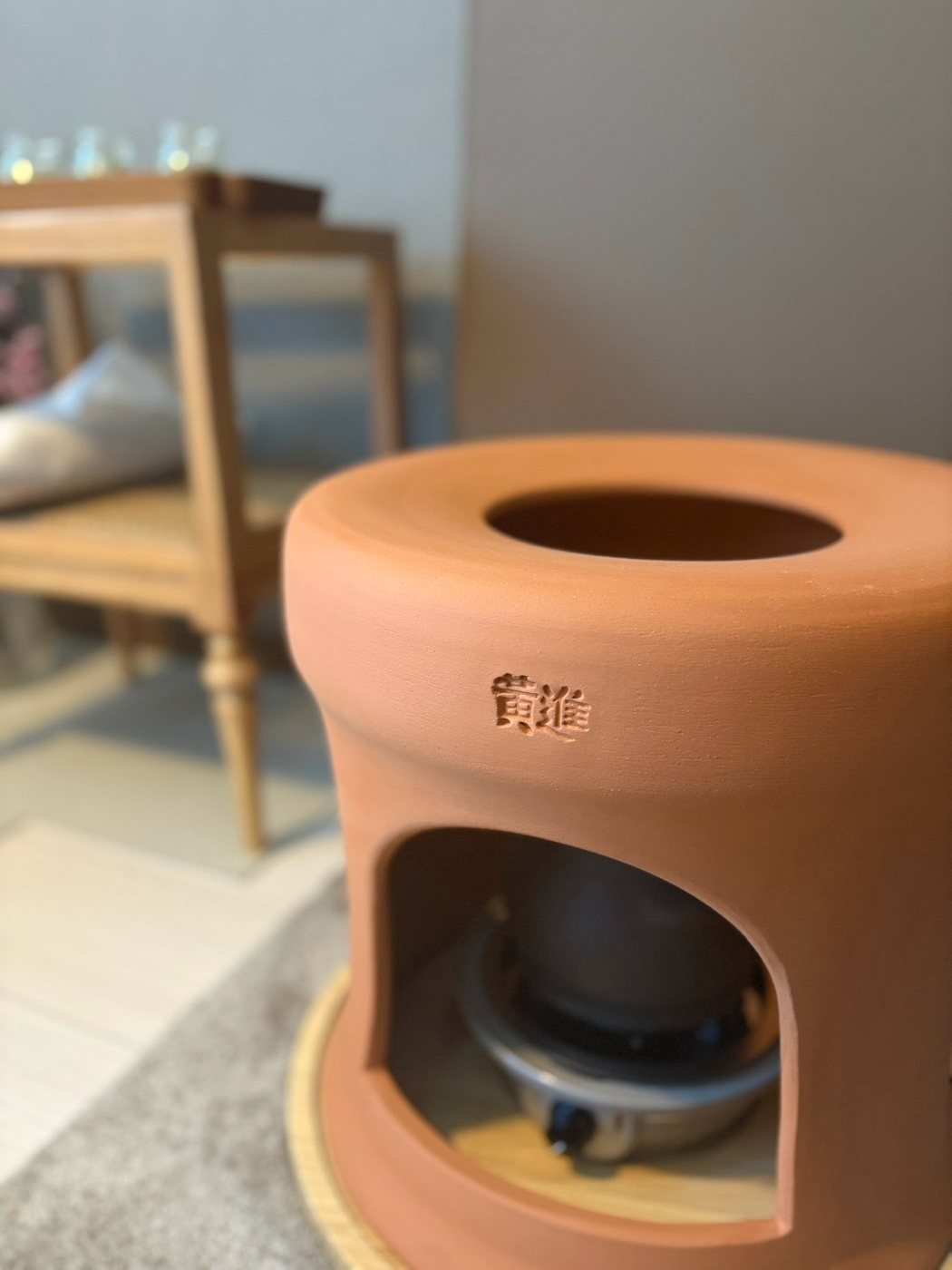 結で使う黄土（おうど）の椅子。下に薬草を煮る土鍋が入る